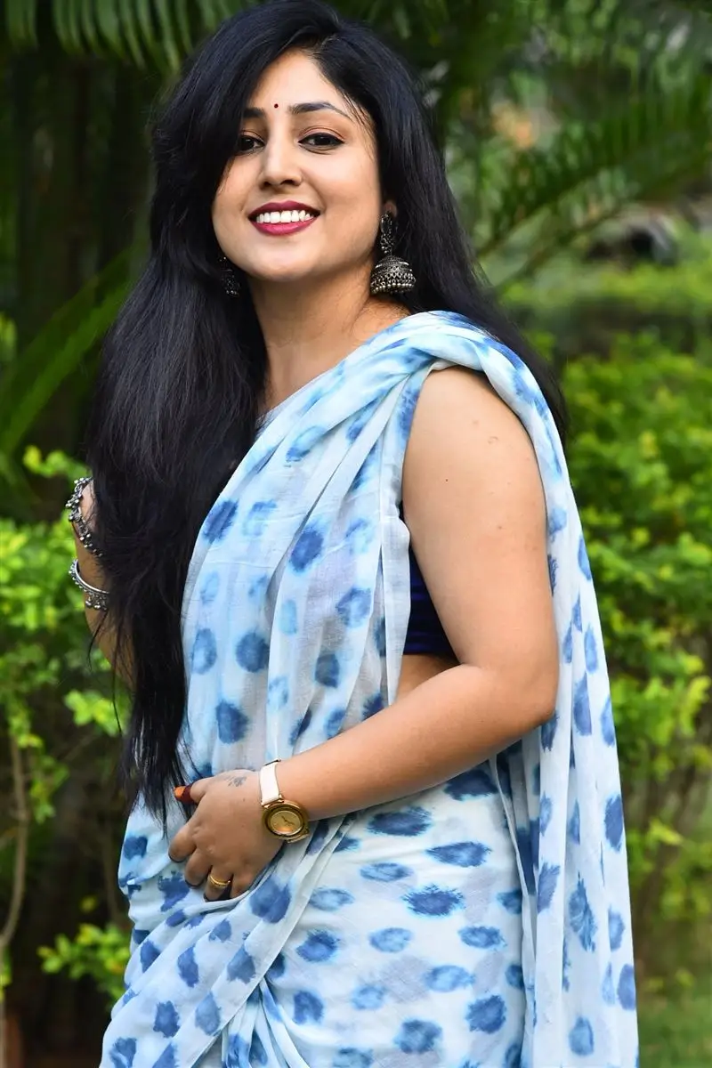 Praneekaanvikaa In Blue Saree Sleeveless Blouse